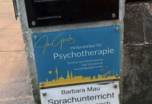 Wegbeschreibung - Schild der Psychologischen Praxis Jan Göritz - Heilpraktiker für Psychotherapie, Psychologischer Berater, Psychotherapeut (HeilprG) in Hamburg