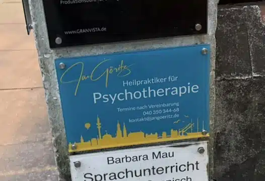 Wegbeschreibung - Schild der Psychologischen Praxis Jan Göritz - Heilpraktiker für Psychotherapie, Psychologischer Berater, Psychotherapeut (HeilprG) in Hamburg Wegbeschreibung - Schild der Psychologischen Praxis Jan Göritz - Heilpraktiker für Psychotherapie, Psychologischer Berater, Psychotherapeut (HeilprG) in Hamburg